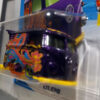 HOT WHEELS KOOL KOMBI TREASURE HUNT 2018 A ESCALA APROXIMADA 1/64. VISTA FRONTAL.