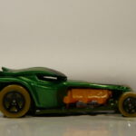 COCHE DE SEGUNDA MANO A ESCALA APROXIMADA 1/64.