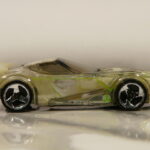 COCHE DE SEGUNDA MANO CON POCAS SEÑALES DE USO A ESCALA 1/64.