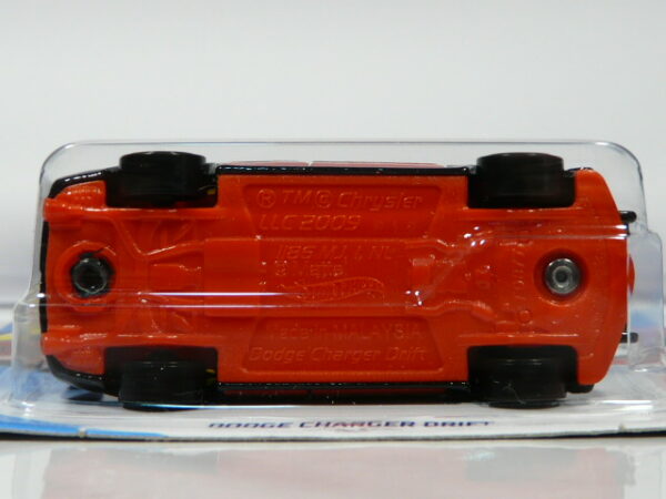 COCHE DE BOMBEROS NUEVO A ESCALA APROXIMADA 1/64. VISTA INFERIOR.