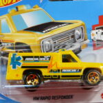 FURGONETA AMBULANCIA NUEVA A ESCALA APROXIMADA 1/64.