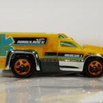 COCHE AMBULANCIA NUEVO A ESCALA APROXIMADA 1/64.