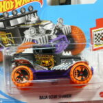 COCHE NUEVO A ESCALA APROXIMADA 1/64 CON DECORACION HALLOWEEN.