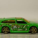 COCHE DE SEGUNDA MANO A ESCALA APROXIMADA 1/64.