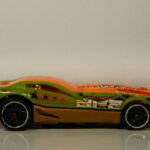 COCHE DE SEGUNDA MANO A ESCALA APROXIMADA 1/64.