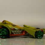 COCHE DE SEGUNDA MANO A ESCALA APROXIMADA 1/64.