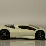 COCHE DE SEGUNDA MANO A ESCALA APROXIMADA 1/64.