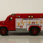 AMBULANCIA NUEVA A ESCALA APROXIMADA 1/64.