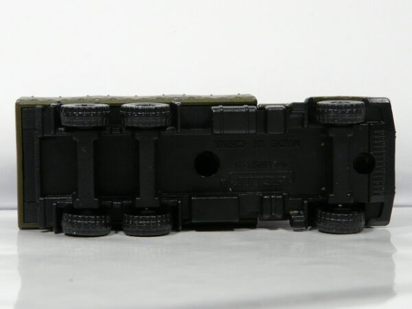 CAMION MILITAR NUEVO A ESCALA APROXIMADA 1/64. VISTA INFERIOR.