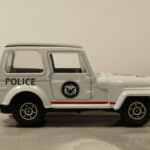 4X4 DE LA POLICIA NUEVO A ESCALA APROXIMADA 1/64.