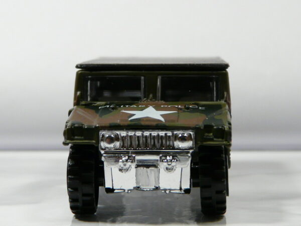 TODOTERRENO 4X4 DE LA POLICIA MILITAR NUEVO A ESCALA APROXIMADA 1/64. VISTA FRONTAL.