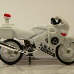 MOTO DE POLICIA S.W.A.T. NUEVA A ESCALA APROXIMADA 1/64.