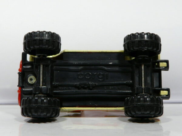 TODOTERRENO 4X4 DE SEGUNDA MANO A ESCALA APROXIMADA 1/64. VISTA INFERIOR.