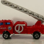 CAMION DE BOMBEROS NUEVO A ESCALA APROXIMADA 1/64.