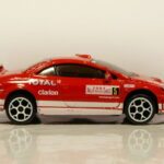 COCHE DE RALLY CON ALGUNAS SEÑALES DE USO A ESCALA APROXIMADA 1/58.