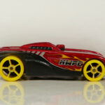 COCHE DE SEGUNDA MANO A ESCALA APROXIMADA 1/64.
