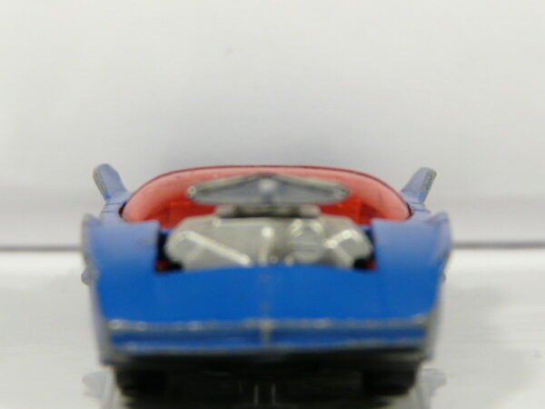 COCHE POLICIA DE SEGUNDA MANO A ESCALA APROXIMADA 1/64. VISTA FRONTAL.