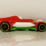 COCHE DE SEGUNDA MANO A ESCALA APROXIMADA 1/64.