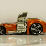 COCHE DE SEGUNDA MANO A ESCALA APROXIMADA 1/64.