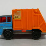 CAMION DE BASURA DE SEGUNDA MANO A ESCALA APROXIMADA 1/64.