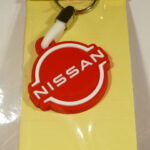 LLAVERO NUEVO DE GOMA Y METAL MARCA NISSAN.