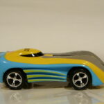 VEHICULO DE SEGUNDA MANO CON ALGUNA SEÑAL DE USO A ESCALA APROXIMADA 1/64.