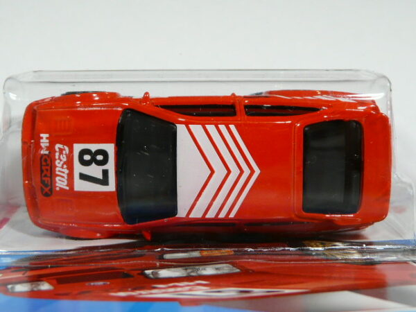COCHE DE RALLY CLASICO NUEVO A ESCALA APROXIMADA 1/64. VISTA AEREA.
