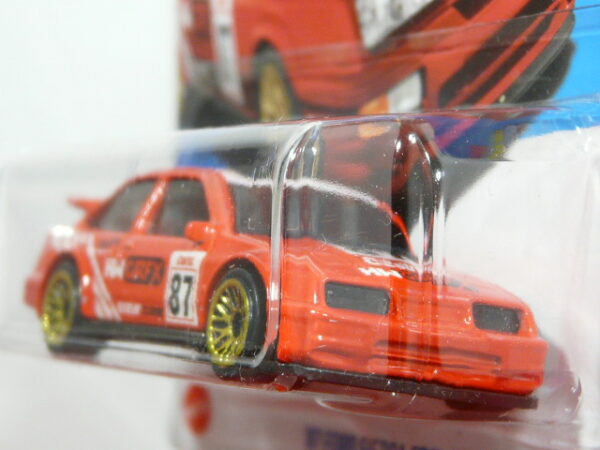 COCHE DE RALLY CLASICO NUEVO A ESCALA APROXIMADA 1/64. VISTA FRONTAL.