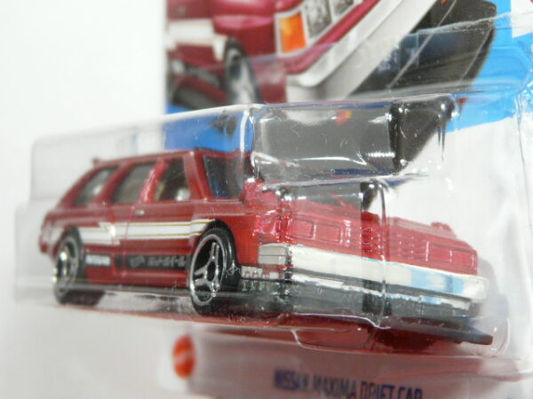 COCHE FAMILIAR NUEVO A ESCALA APROXIMADA 1/64. VISTA FRONTAL.