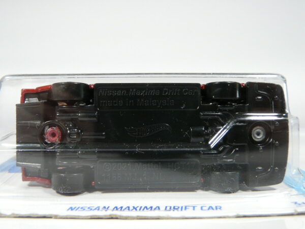 COCHE FAMILIAR NUEVO A ESCALA APROXIMADA 1/64. VISTA INFERIOR.