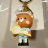 LLAVERO NUEVO DE PLASTICO BLANDO Y METAL. SIMULA UN JUGADOR DE TENIS.