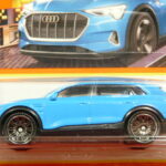 COCHE ELECTRICO NUEVO A ESCALA APROXIMADA 1/64.