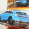 COCHE ELECTRICO NUEVO A ESCALA APROXIMADA 1/64. VISTA TRASERA.