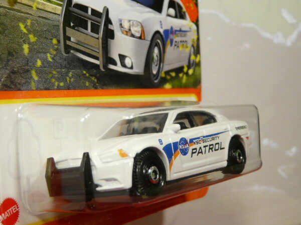 COCHE PATRULLA NUEVO A ESCALA APROXIMADA 1/64. VISTA FRONTAL.