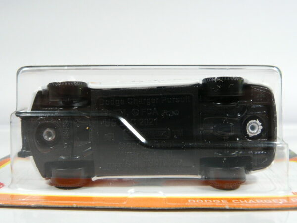 COCHE PATRULLA NUEVO A ESCALA APROXIMADA 1/64. VISTA INFERIOR.