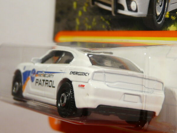 COCHE PATRULLA NUEVO A ESCALA APROXIMADA 1/64. VISTA TRASERA.