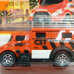 VEHICULO BLINDADO TRANSPORTE DE SEGURIDAD NUEVO A ESCALA APROXIMADA 1/64.