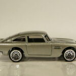 COCHE NUEVO SIN CAJA A ESCALA APROXIMADA 1/64.