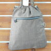 BOLSO SACO CON DOS BOLSILLOS Y CREMALLERA EN LA BASE PARA AMPLIAR SU CAPACIDAD.