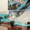 COCHE DE CARRERAS NUEVO TH EDICION LIMITADA A ESCALA APROXIMADA 1/64. VISTA FRONTAL.