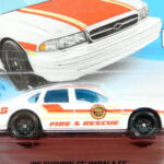 COCHE DE BOMBEROS NUEVO A ESCALA APROXIMADA 1/64.