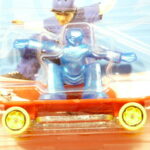 SKATER EN MONOPATIN NUEVO A ESCALA APROXIMADA 1/64.