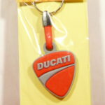 LLAVERO NUEVO DE GOMA Y METAL MARCA DUCATI.