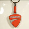 LLAVERO NUEVO DE GOMA Y METAL MARCA DUCATI. VISTA FRONTAL.