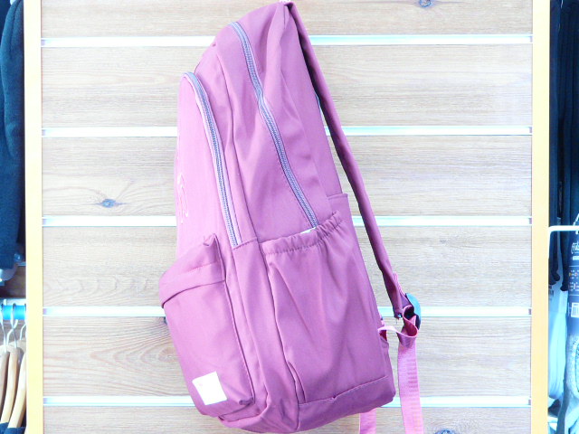 BACKPACK TAMAÑO ADULTO APTA PARA USO ESCOLAR. CON 7 BOLSILLOS INCLUYENDO PARA PORTATIL. VISTA LATERAL.