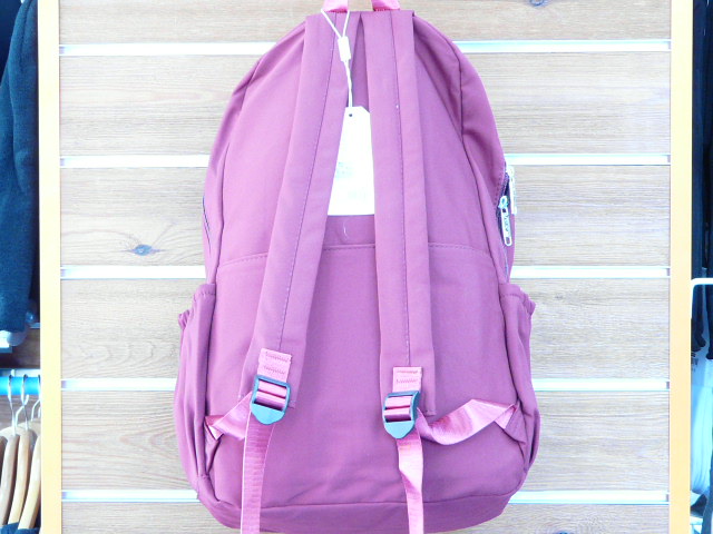 BACKPACK TAMAÑO ADULTO APTA PARA USO ESCOLAR. CON 7 BOLSILLOS INCLUYENDO PARA PORTATIL. VISTA TRASERA.