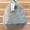 BOLSA DE PIEL SINTETICA APTA PARA VIAJE TAMAÑO MEDIANO. VISTA LATERAL.