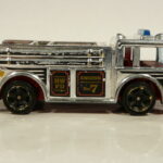 CAMION DE BOMBEROS DE SEGUNDA MANO CON ALGUNAS SEÑALES DE USO Y BUEN ESTADO GENERAL A ESCALA APROXIMADA 1/64.