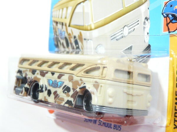 BUS NUEVO A ESCALA APROXIMADA 1/64. VISTA FRONTAL.
