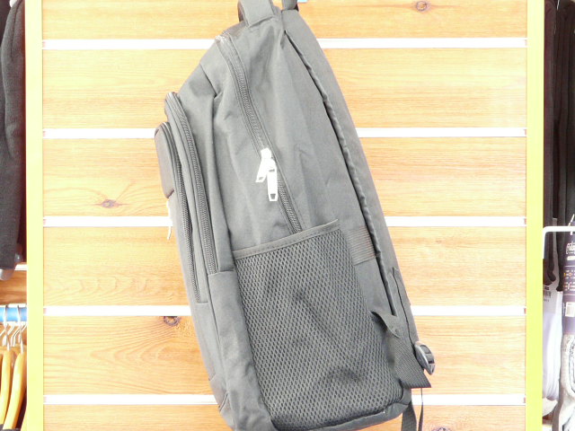 BACKPACK TAMAÑO ADULTO APTA PARA USO ESCOLAR. O VIAJE CON 7 BOLSILLOS, INCLUYENDO UNO INTERIOR ACOLCHADO PARA ORDENADOR PORTATIL. VISTA LATERAL.